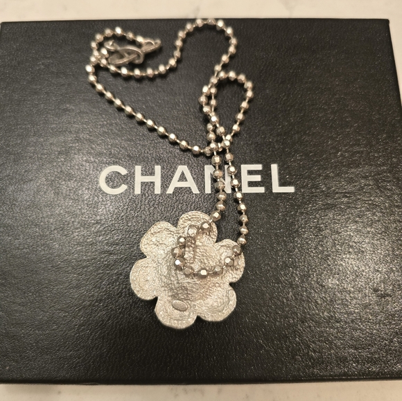 A beautiful brushed silver CHANEL Camillia necklace! - Picture 3 of 6